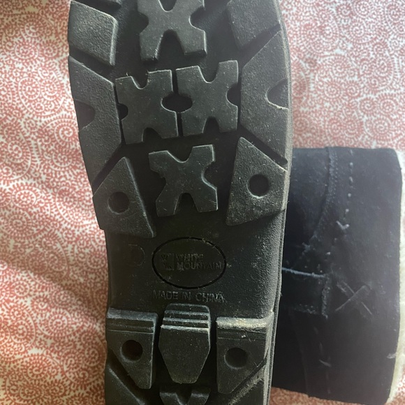 fuzzy boots perfect for cold weather, size 8 - Picture 3 of 3